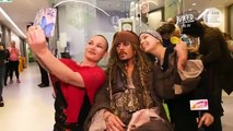 Johnny Depp déguisé en Jack Sparrow vient faire une belle surprise à des enfants malades