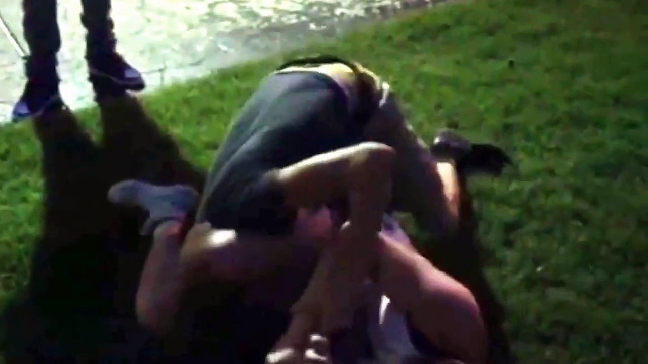 Une fille championne de Jiu Jitsu éclate un gars