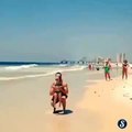 Папа с девочкой на пляже-приколы  с девушками