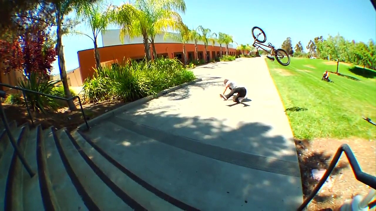 Compilation de chutes sauvages en BMX