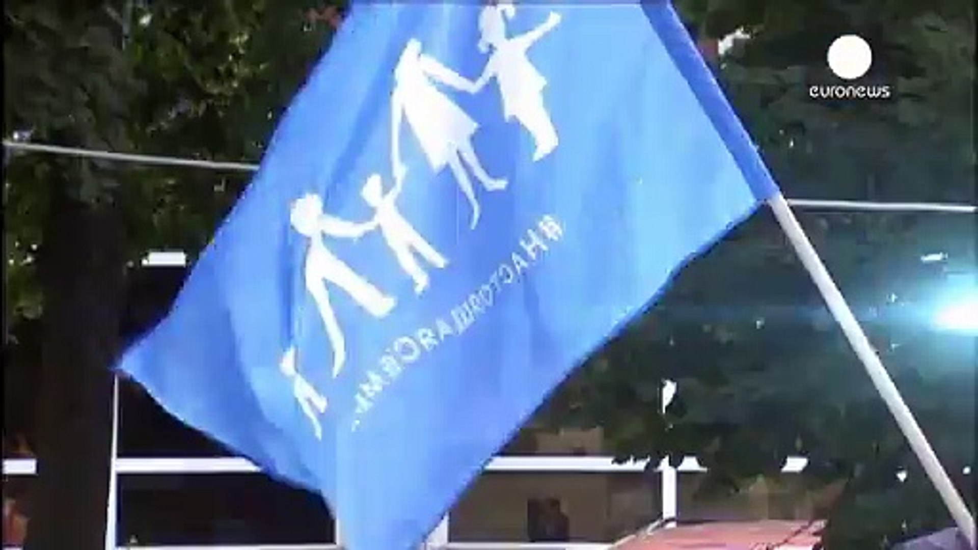 ⁣Росія: прихильники двостатевих відносин отримали свій прапор