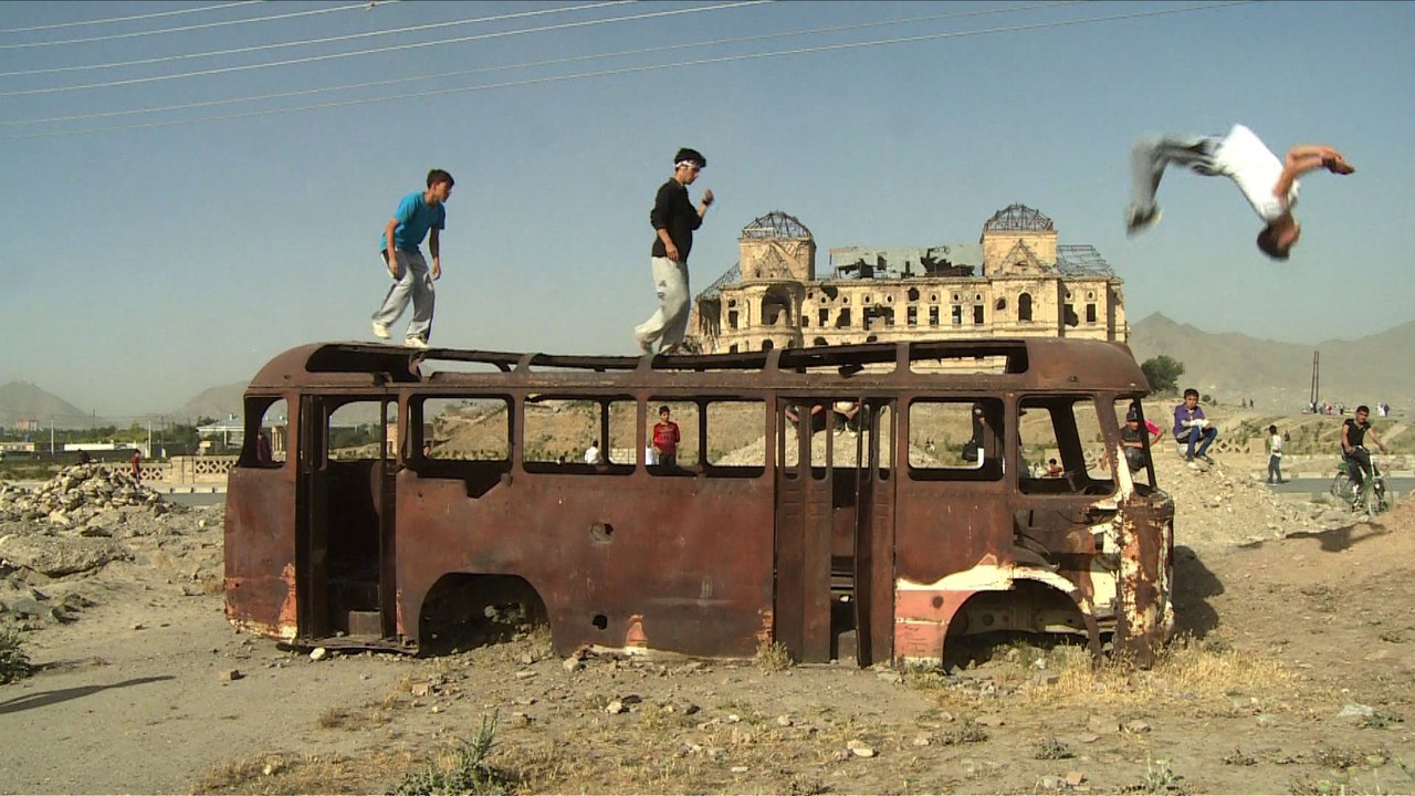 A Kaboul, les jeunes "oublient la guerre" grâce au parkour