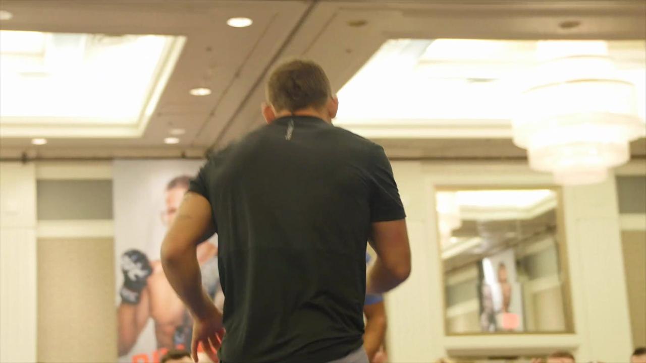 Chad Mendes wrestles Urijah Faber, mocks Conor McGregor at UFC 189 workouts