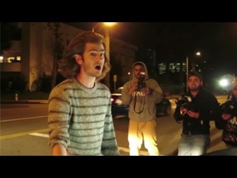 A Pissed Off Andrew Garfield Jumps Out Of His Car To Clear A Way For Emma Stone