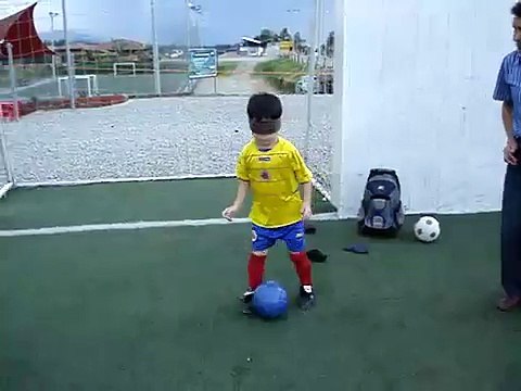 FUTBOL NIÑO OJOS VENDADOS