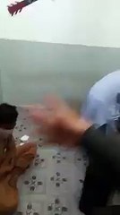 Father ne sab ke samne apne beta ki dhulai kar dali