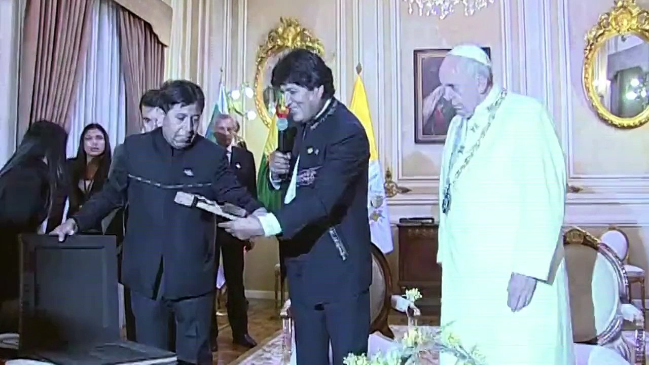 Evo Morales e papa Francisco trocam presentes
