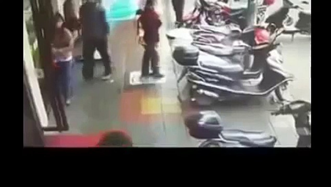 The guy hit a girl in the face and bleeding Le gars a frappé une jeune fille dans le visag