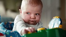 Le visage extasié de bébés en train de faire caca filmé en slow motion