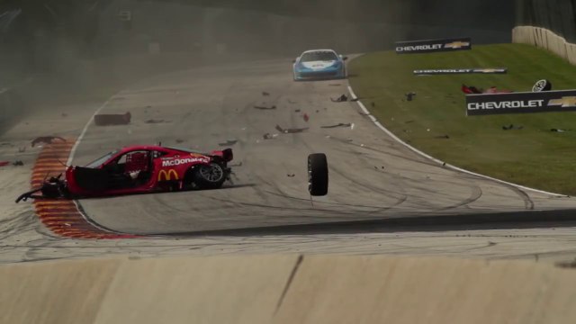 Une Ferrari 458 s'envole dans un grillage de sécurité