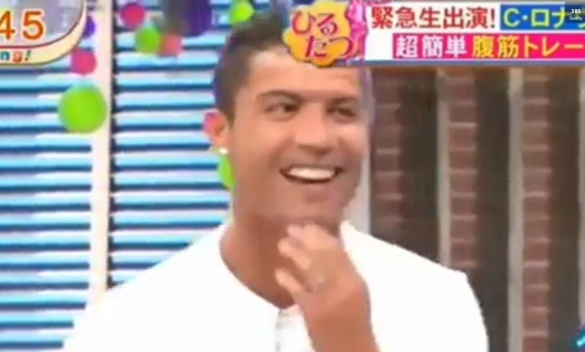 Japon : Cristiano Ronaldo montre ses abdos et rend fous les journalistes!