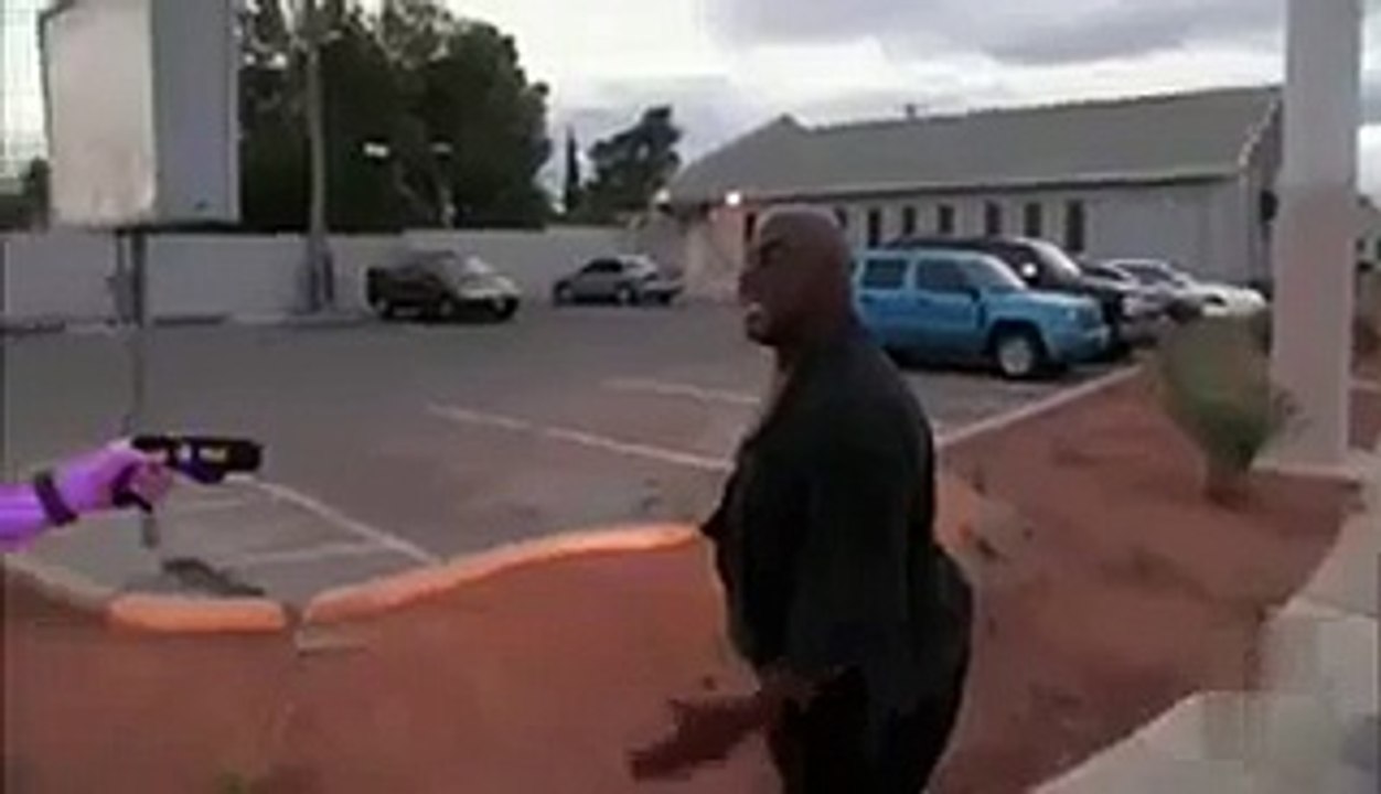 Il se fait taser et reste debout