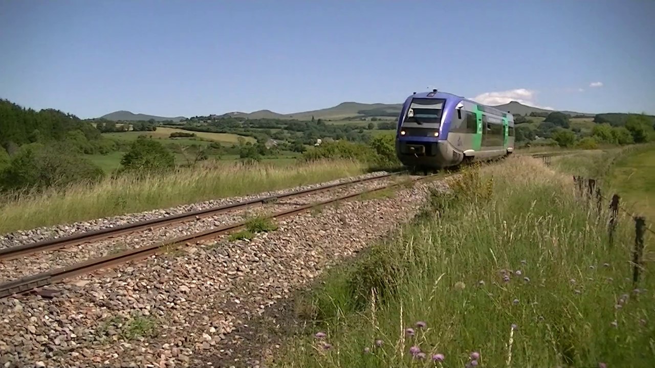 TER d'AUVERGNE, X 73 688, LE MONT-DORE -- CLERMONT-FD & LA BANNE D'ORDANCHE, au PK 446, lieu-dit les Sagnoles, section LAQUEUILLE à LA MIOUZE-ROCHEFORT le 28-06-2015.