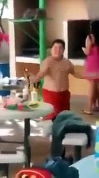 Полный мальчик танцует у бассейна - Full boy dancing at the pool