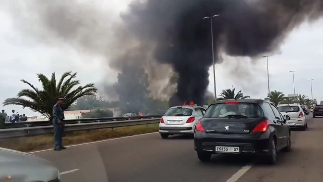 Maroc _ Un Autocar en feu sur l'autoroute Casa - Marrakech حريق حافلة بالمغرب