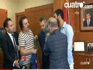 Arda Turan no quiso firmar una camiseta de Leo Messi