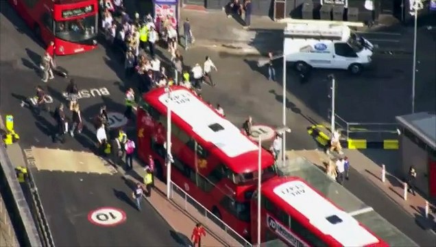 Grève du métro à Londres : longues files d'attente devant les bus.