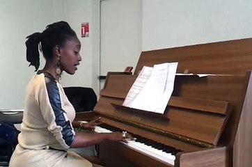 Nirere Shanel au piano après 4 mois d'apprentissage