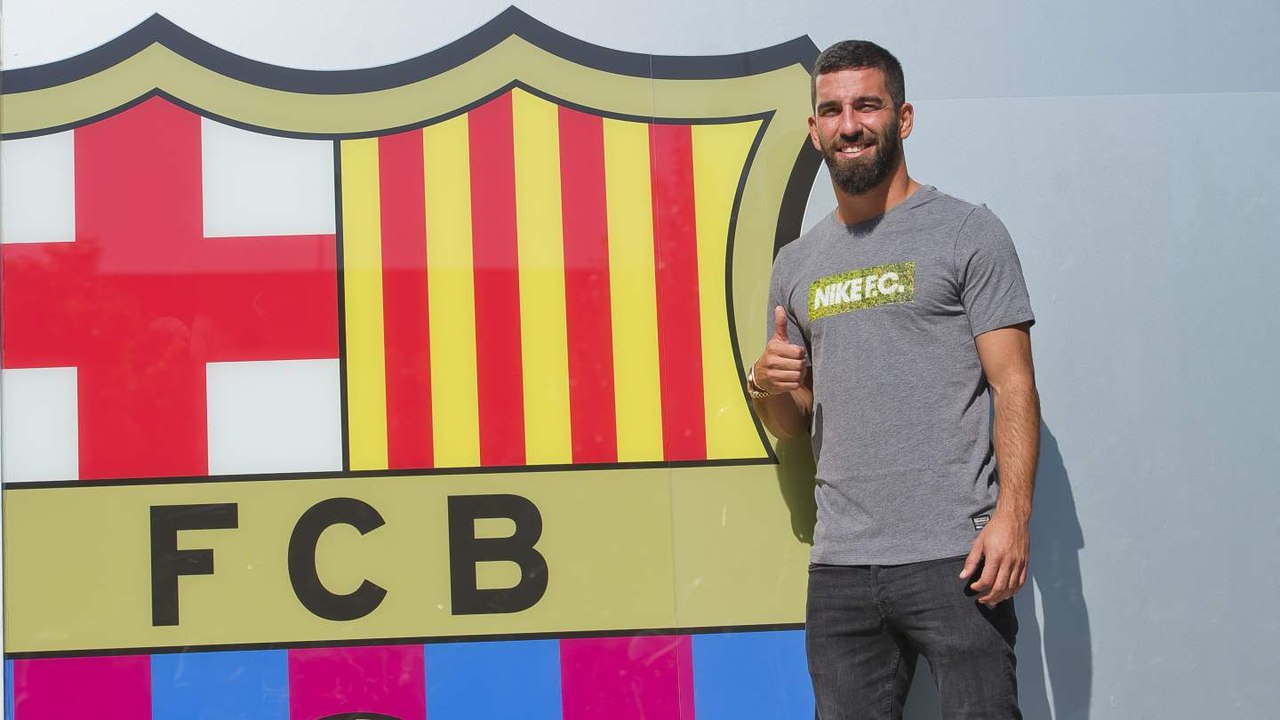 Arda Turan arrives in Barcelona