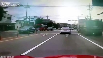 Accident spectaculaire entre un camion, une voiture et un camion poubelle