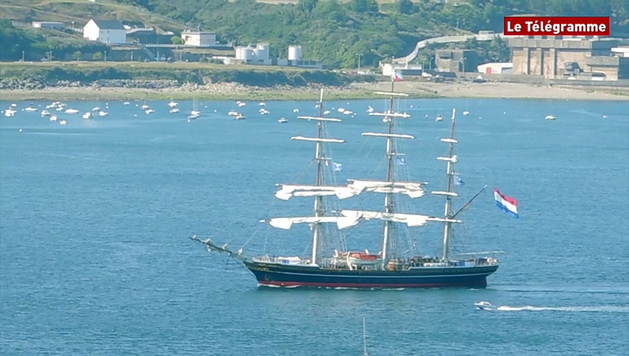 Roscanvel (29). Le "Stad Amsterdam" quitte  Brest pour Roscoff