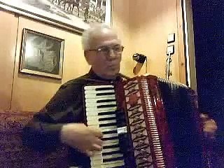 ΣΤΟ ΛΑΥΡΙΟ ΓΙΝΕΤΑΙ ΧΟΡΟΣ Μ. ΧΑΤΖΙΔΑΚΙΣ 1925 - 1994