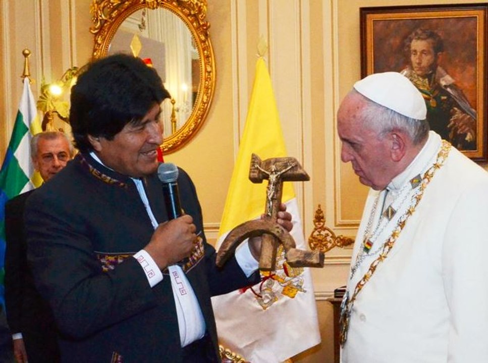 Así reaccionó el papa Francisco cuando Evo Morales le obsequió un Cristo sobre hoz y martillo