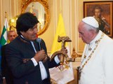 Así reaccionó el papa Francisco cuando Evo Morales le obsequió un Cristo sobre hoz y martillo