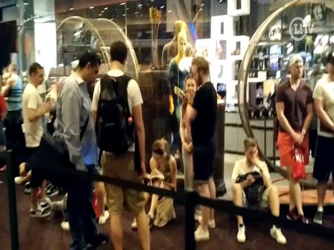 Fãs formam longa fila para ver McGregor em Las Vegas