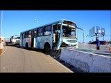 Ônibus atinge mureta do viaduto que liga Pontes Vieira à 13 de maio