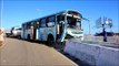 Ônibus atinge mureta do viaduto que liga Pontes Vieira à 13 de maio