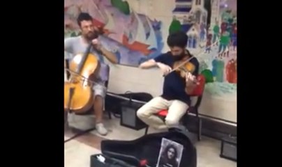 Metro İstasyonunda Jon Snow Anması Yapan Gençler