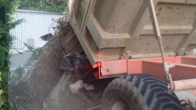 Agriculteurs en colère : des tonnes de déchets devant le Leclerc