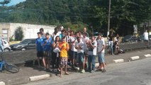 Torcida protesta na chegada do Santos ao CT Rei Pelé