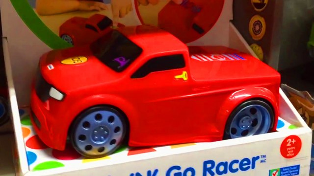 Мальчик Играет в Машинки