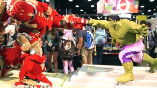 Giant Lego Hulk fights Hulkbuster Iron Man at SDCC 2015
