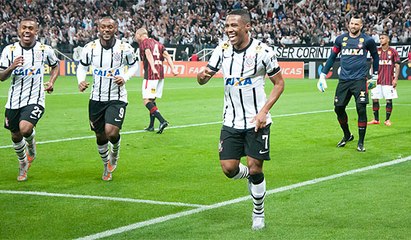 Timão derrota o Furacão em casa e volta ao G4