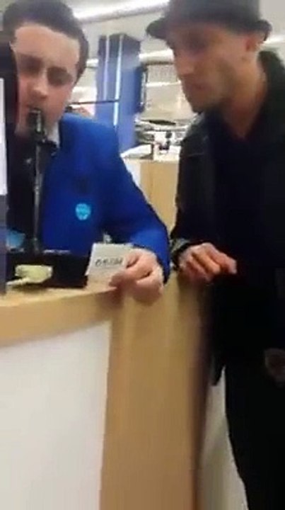 Un père essaye de retrouver son fils avec l'haut parleur du magasin MDR !