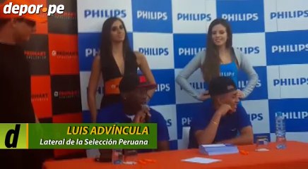 Luis Advíncula: hincha le gritó piropo en plena firma de autógrafos (VIDEO)