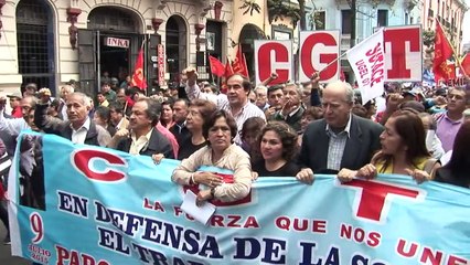 Miles marchan en Perú para pedir más sueldo