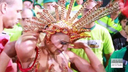 Andressa Urach causa furor e nega gravidez