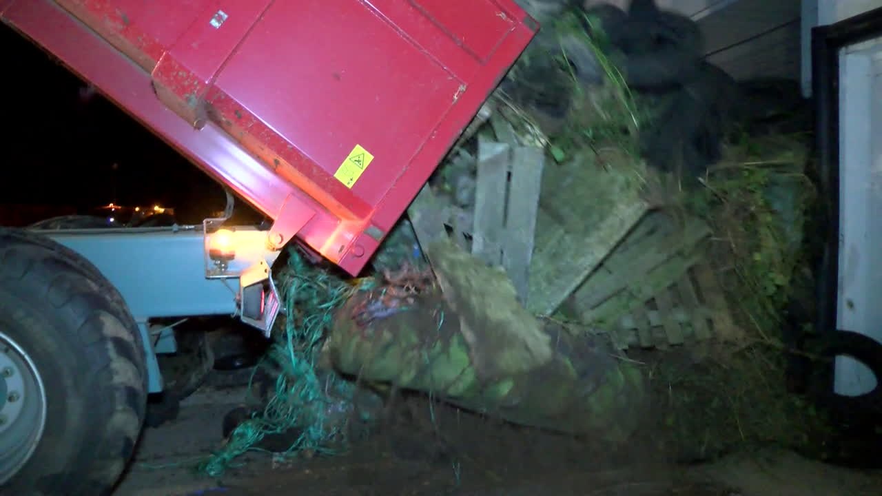 Französische Bauern laden Tonnen Mist vor Supermärkten ab