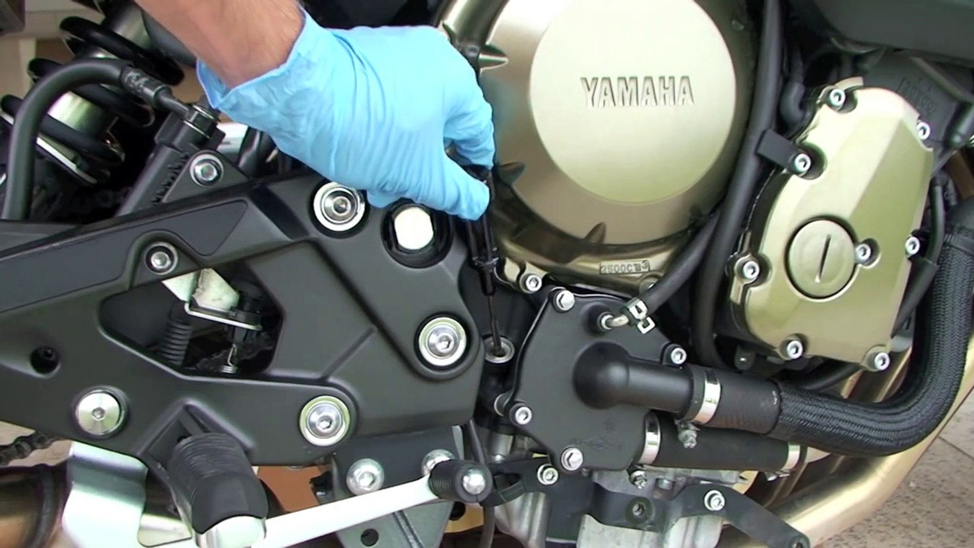 Tutoriel vidange moto (Yamaha XJ6) - video Dailymotion