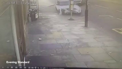 video shows how pedestrian cheats death in London