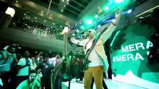 Thousands of people reciting national anthem with Ali Azmat