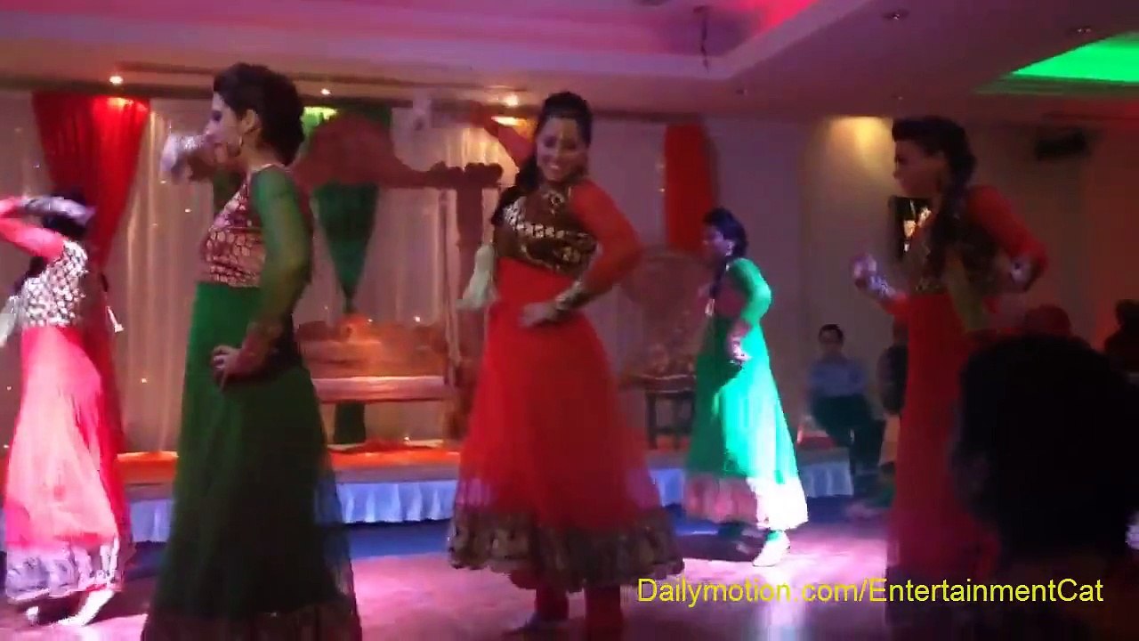 Pakistani Mehndi Dance  Kuriyan Nu Thag Ly