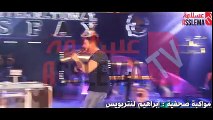 حصري بالفيديو  فتاة من صفاقس تقتحم ركح المسرح و تقبل سعد لمجرد من فمه