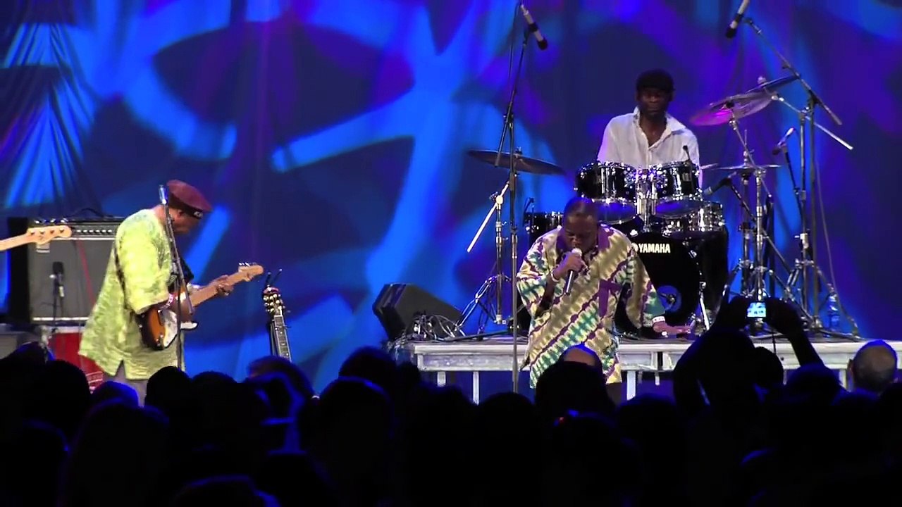 Dunia Tuna Pita (my favorite song!!) from Samba Mapangala and Orchestra Virunga..in New York!
