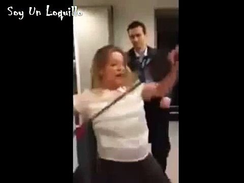 Mujer borracha en aeropuerto de Argentina | Totally drunk woman in Argentina airport