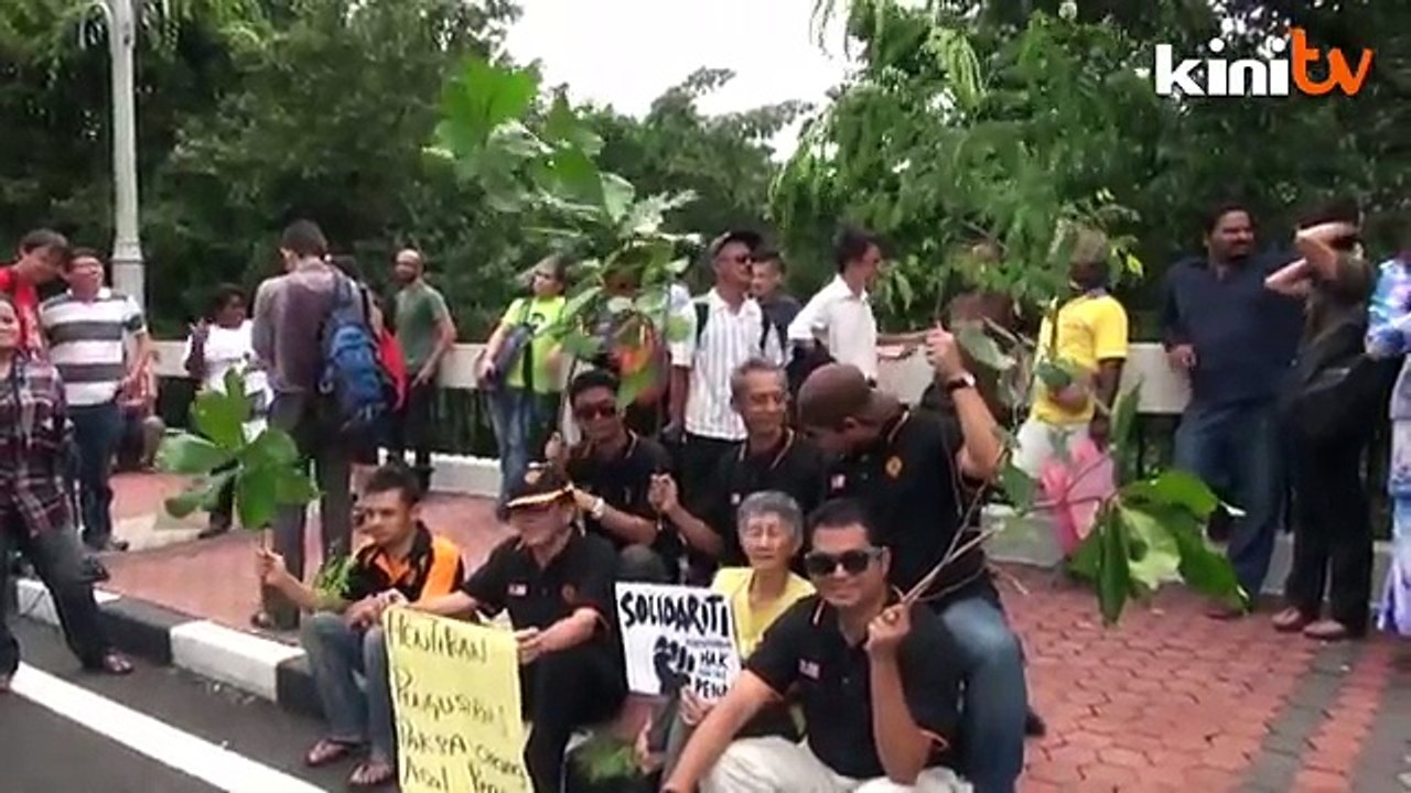 Penan berarak ke Parlimen tuntut keadilan penempatan semula